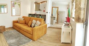 un salon avec un canapé et une cuisine dans l'établissement Villa Santa Bárbara, à Vila Nova de Gaia