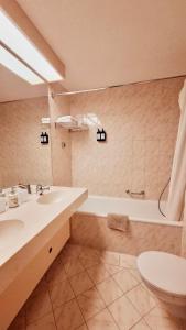 un bagno con lavandino, vasca e WC di G&P Housing Apartments mit Küche & Balkon & HighSpeed Internet- Comfort ad Altensteig Altre 20 foto