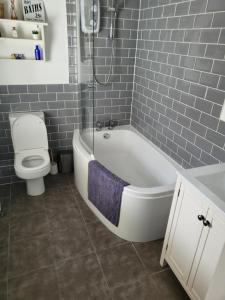 ラグビーにあるRugby town centre house close to rugby train station and rugby schoolのバスルーム(白いバスタブ、トイレ付) +42枚の写真