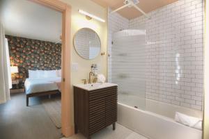 Koupelna v ubytování Peninsula Bed & Cocktails + 114 fotografií