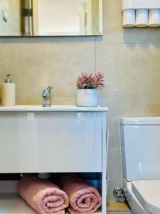a bathroom with a sink and a toilet at Moderno y Amplio in Los Ángeles +16 photos