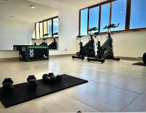 a gym with treadmills and exercise bikes in a room at Moderno y Amplio in Los Ángeles