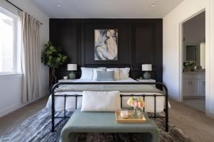 a bedroom with a large bed and a couch at The Copperleaf Flagstaff Escape in Flagstaff