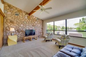 Гостиная зона в Cocoa Beach House on Banana River Walk to Ocean!