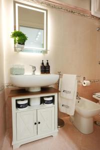 Ένα μπάνιο στο B&B Diana Apartment Nola +19 φωτογραφίες