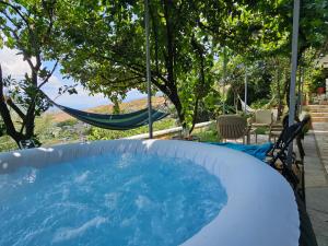 Bazén v ubytování Lemon Garden Apartment-Hot Tub Jacuzzi nebo v jeho okolí