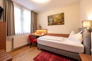 Televízia a/alebo spoločenská miestnosť v ubytovaní Hotel Mader