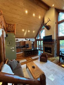 Χώρος καθιστικού στο Evergreen Haven Lodge and Bunkhouse +32 φωτογραφίες