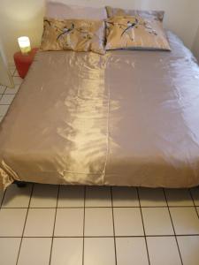 Postel nebo postele na pokoji v ubytování Comme A La Maison Chez Dominnique Coquet T2 Avec Jardin Homme Chaleureux + 12 fotografií