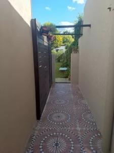 a hallway with an open door with a tile floor at Casa Alquiler Temporario in Tandil