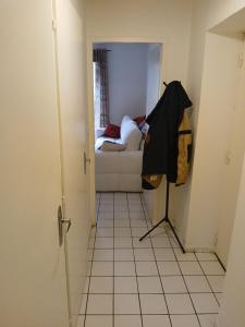 Postel nebo postele na pokoji v ubytování Comme A La Maison Chez Dominnique Coquet T2 Avec Jardin Homme Chaleureux