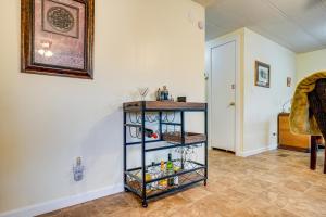 Nuotrauka iš apgyvendinimo įstaigos Apache Junction Home with Covered Deck and Grill mieste Apache Junction galerijos
