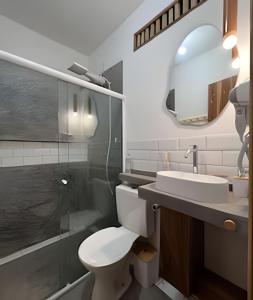 Ένα μπάνιο στο Casa dos Pássaros - AR Condicionado nos dois quartos