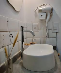 Ένα μπάνιο στο Casa dos Pássaros - AR Condicionado nos dois quartos +21 φωτογραφίες