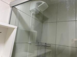 a shower with a shower head in a bathroom at Aconchegante Apartamento Parque Águas Claras - Frente ao Parque! in Brasilia