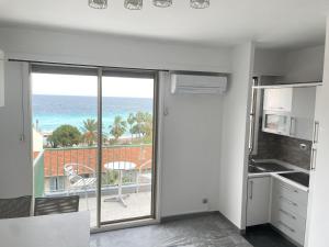 O bucătărie sau chicinetă la STUDIO EN FACE DE LA PLAGE AVEC une VUE FANTASTIQUE !