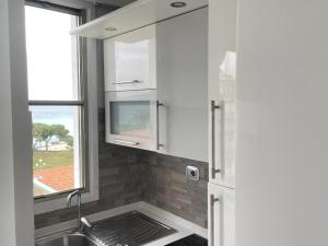 O bucătărie sau chicinetă la STUDIO EN FACE DE LA PLAGE AVEC une VUE FANTASTIQUE !