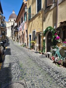 una calle adoquinada en una ciudad con edificios en Lilly & il Vagabondo, en Castel Gandolfo 8 fotos más