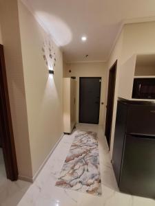 une pièce avec un couloir avec une porte et un tapis dans l'établissement NBG beach panorama apartment batumi, à Batoumi 13 autres photos