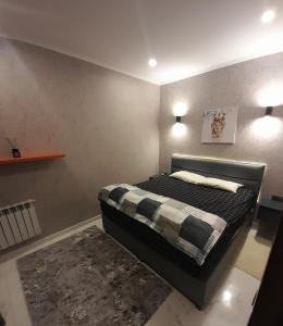 une chambre avec un lit et un tapis dans l'établissement NBG beach panorama apartment batumi, à Batoumi