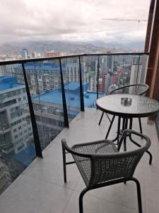 un balcon avec une table et des chaises et une vue dans l'établissement NBG beach panorama apartment batumi, à Batoumi
