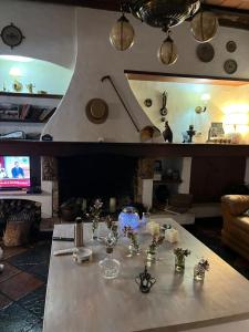 einen Tisch im Wohnzimmer mit Vasen darauf in der Unterkunft Fuente del Sol 2 in Punta del Este