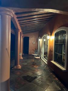 Zimmer mit zwei Säulen, einem Tisch und Stühlen in der Unterkunft Fuente del Sol 2 in Punta del Este