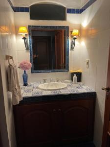 ein Badezimmer mit Waschbecken und Spiegel in der Unterkunft Fuente del Sol 2 in Punta del Este