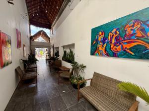 un couloir avec un canapé et un tableau mural dans l'établissement CASA TORTUGA 5Th Ave, à Playa del Carmen