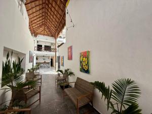 un couloir avec des chaises et des plantes dans un bâtiment dans l'établissement CASA TORTUGA 5Th Ave, à Playa del Carmen 64 autres photos