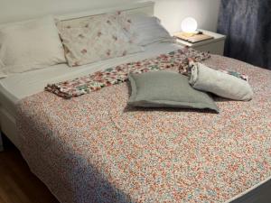 斯普利特Guest House split centar的床上配有枕头的床