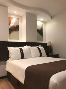 Postel nebo postele na pokoji v ubytování Zamorano Real Hotel