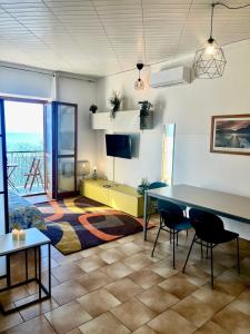 TV a/nebo společenská místnost v ubytování Appartamento sul Lago con Terrazza Panoramica + 23 fotografií