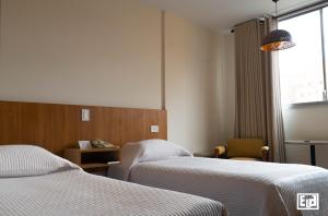 ein Hotelzimmer mit zwei Betten und einem Fenster in der Unterkunft Eldorado in La Paz + 20 Fotos