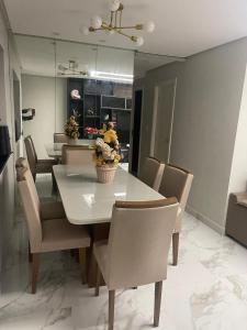 een eetkamer met een tafel en stoelen bij Apartamento para COP30 in Ananindeua