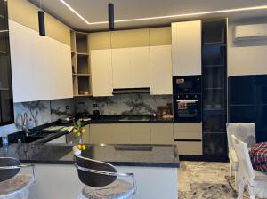 Una cocina o cocineta en فيلا تاجوراء بير أسطى ميلاد