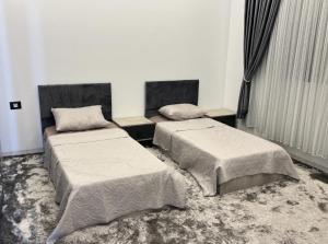 Una cama o camas en una habitación de فيلا تاجوراء بير أسطى ميلاد