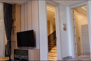 Una televisión o centro de entretenimiento en فيلا تاجوراء بير أسطى ميلاد