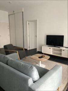 TV a/nebo společenská místnost v ubytování Cosy & Child à 2 min Airport