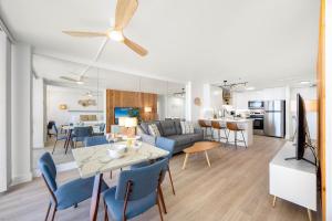 Η κουζίνα ή μικρή κουζίνα στο Ilikai Marina Stunning Ocean & Harbor Views - Walk to the Beach!