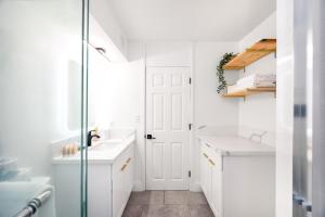 Ένα μπάνιο στο Ilikai Marina Stunning Ocean & Harbor Views - Walk to the Beach! +63 φωτογραφίες