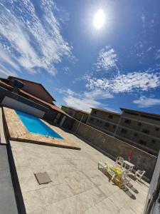 a view of a swimming pool on top of a building at Recanto da Família in Cabo Frio