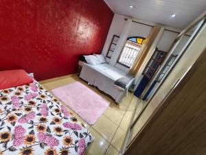 an overhead view of a bedroom with a bed and a window at Recanto da Família in Cabo Frio