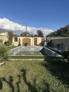 a house with a ramp in a yard at Villa Milhaud de luxe in Milhaud