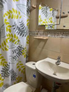 a bathroom with a toilet and a sink at Apartamento EURARE in Ríohacha