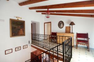 eine Treppe in einem Haus mit einer Uhr an der Wand in der Unterkunft Cal Secretari Vell - Turismo de Interior in La Cabaneta