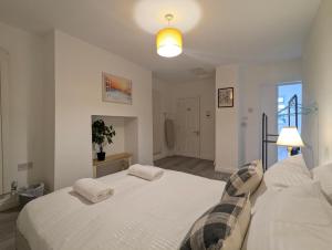 a bedroom with two white beds and a window at Modern Apartment Near Manchester City Centre in Manchester