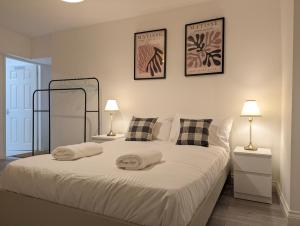 a bedroom with a bed with two pillows and two lamps at Modern Apartment Near Manchester City Centre in Manchester