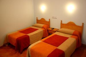 Tempat tidur dalam kamar di Hostal La Granja