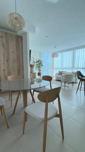 un soggiorno con tavolo e sedie di Apartamento en Playa Corona Ph Patricia Italia a La Chumicosa